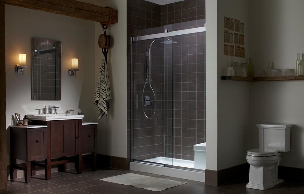Cette image montre une douche en alcôve craftsman avec un lavabo intégré, un placard en trompe-l'oeil, WC à poser et un carrelage gris.