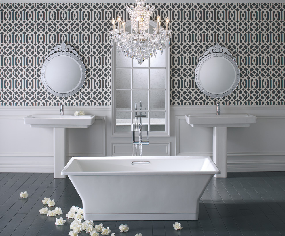 Mittelgroßes Klassisches Badezimmer En Suite mit freistehender Badewanne, schwarz-weißen Fliesen, grauer Wandfarbe, dunklem Holzboden, Sockelwaschbecken und grauem Boden in Chicago