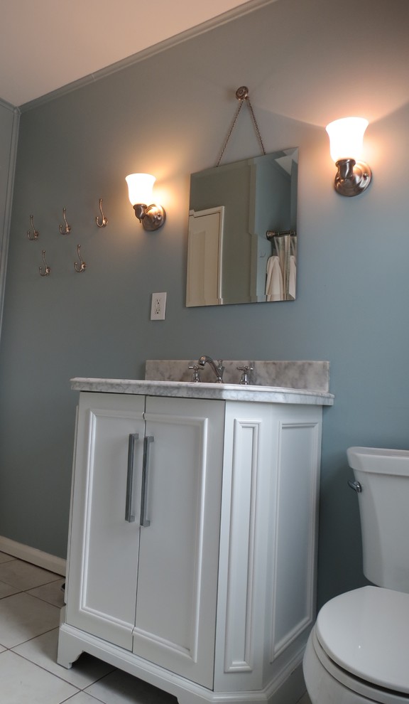 Immagine di una piccola stanza da bagno tradizionale con top in marmo, pareti blu e pavimento con piastrelle in ceramica
