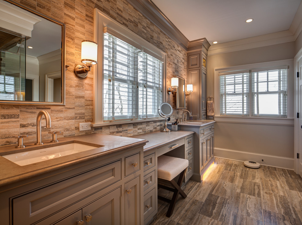 Идея дизайна: ванная комната в классическом стиле с врезной раковиной, серыми фасадами, разноцветной плиткой, серыми стенами и фасадами с утопленной филенкой