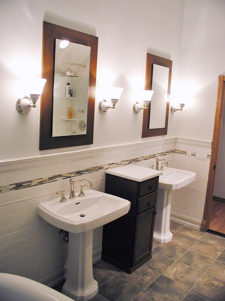Idee per una stanza da bagno chic con lavabo a colonna, ante lisce, ante in legno bruno, doccia ad angolo e WC a due pezzi