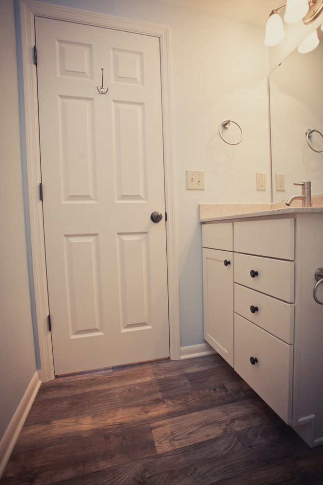 Immagine di una piccola stanza da bagno padronale chic con lavabo sottopiano, ante bianche, top in granito, pareti blu, parquet scuro, ante lisce, doccia alcova e WC a due pezzi