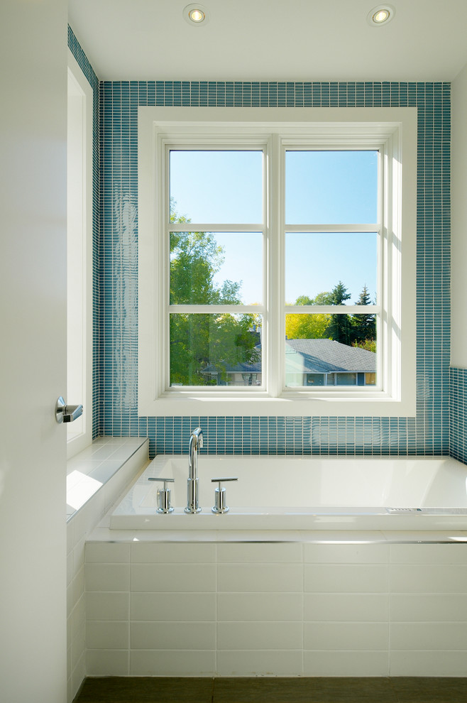 На фото: ванная комната в современном стиле с накладной ванной, синей плиткой и плиткой мозаикой
