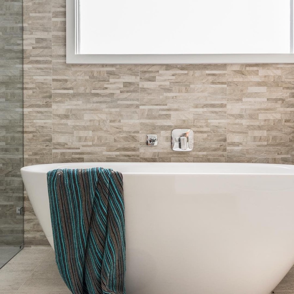 Пример оригинального дизайна: ванная комната среднего размера в современном стиле с отдельно стоящей ванной, душем без бортиков, бежевой плиткой, керамогранитной плиткой, полом из керамогранита и открытым душем