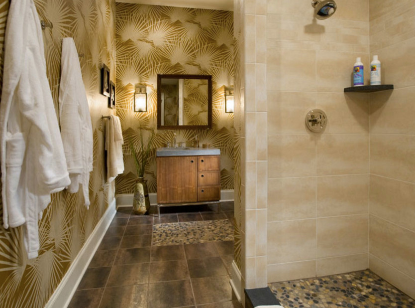 Пример оригинального дизайна: большая ванная комната в восточном стиле с фасадами островного типа, светлыми деревянными фасадами, открытым душем, коричневой плиткой, керамической плиткой, бежевыми стенами, полом из керамической плитки, врезной раковиной и столешницей из талькохлорита