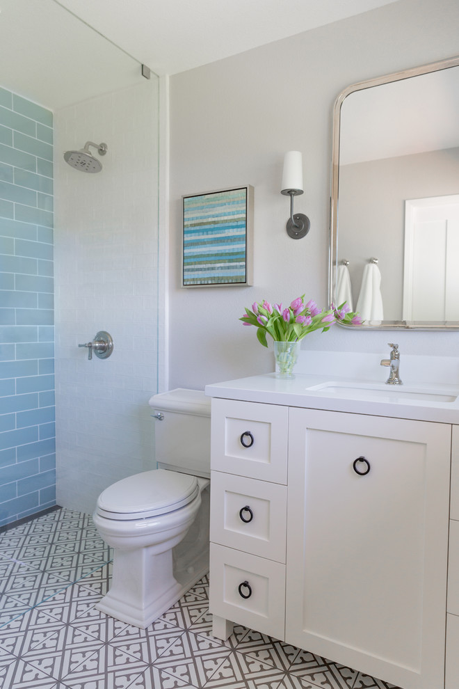 Diseño de cuarto de baño principal minimalista pequeño con armarios estilo shaker, puertas de armario blancas, ducha a ras de suelo, baldosas y/o azulejos de vidrio, encimera de cuarzo compacto y encimeras blancas