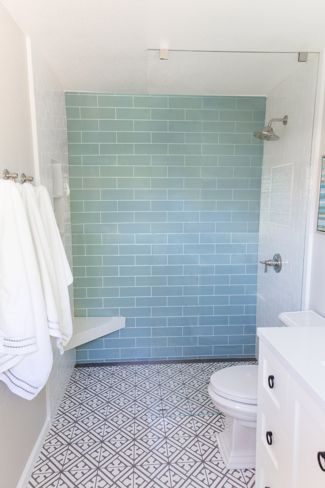 Foto de cuarto de baño principal minimalista pequeño con armarios estilo shaker, puertas de armario blancas, ducha a ras de suelo, baldosas y/o azulejos de vidrio, encimera de cuarzo compacto y encimeras blancas