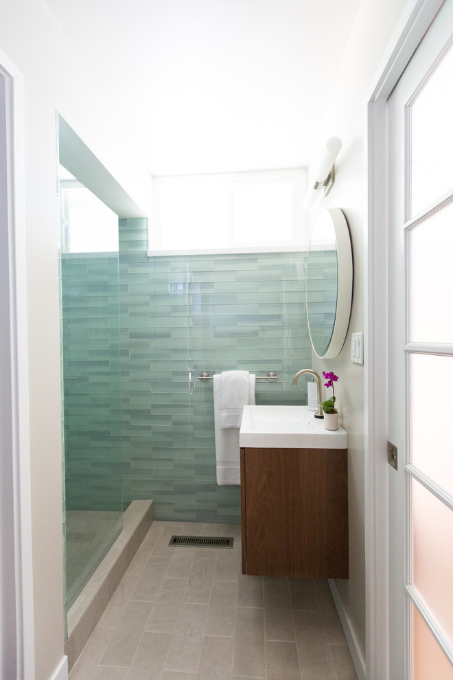 Idéer för att renovera ett litet retro badrum med dusch, med ett integrerad handfat, släta luckor, skåp i mellenmörkt trä, en dusch i en alkov, blå kakel, glaskakel, grå väggar och klinkergolv i keramik