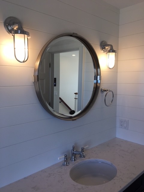 Стильный дизайн: ванная комната среднего размера в морском стиле с фасадами с утопленной филенкой, синими фасадами, унитазом-моноблоком, белыми стенами, мраморным полом, душевой кабиной, монолитной раковиной, мраморной столешницей и серым полом - последний тренд