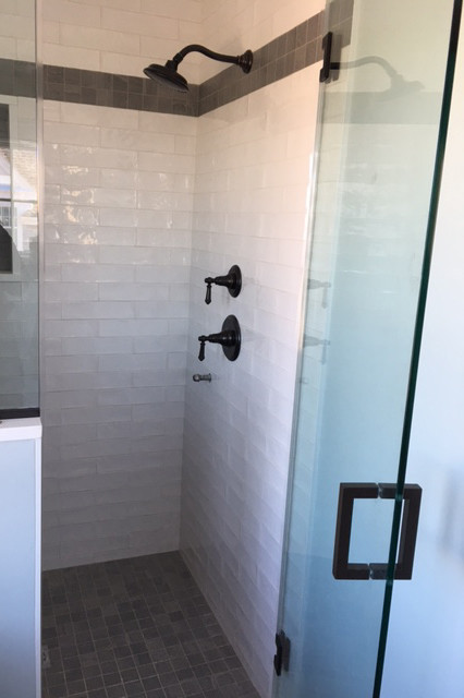 Großes Maritimes Badezimmer En Suite mit Duschnische, weißen Fliesen, Glasfliesen, Keramikboden, grauem Boden und Falttür-Duschabtrennung in Providence