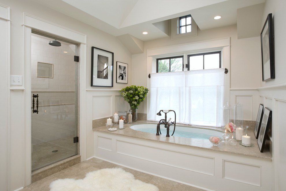 Foto di una stanza da bagno padronale vittoriana di medie dimensioni con lavabo sottopiano, vasca sottopiano, piastrelle bianche, piastrelle in pietra e pavimento in marmo