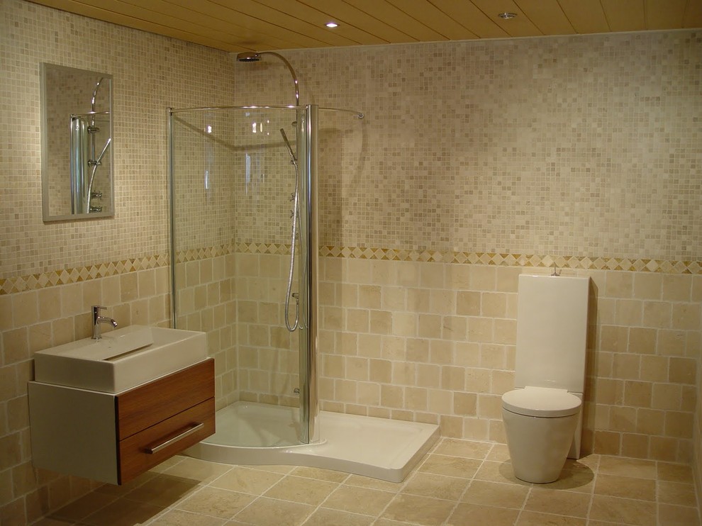 Imagen de cuarto de baño principal tradicional de tamaño medio con lavabo bajoencimera, bañera encastrada sin remate, baldosas y/o azulejos blancos, baldosas y/o azulejos de piedra y suelo de mármol