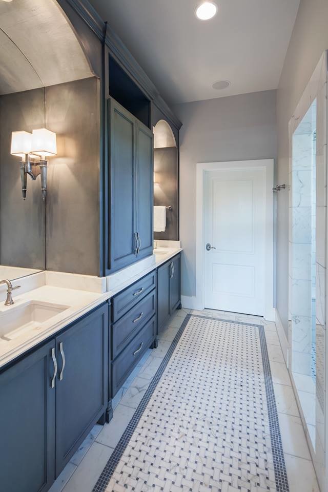 Esempio di una stanza da bagno padronale vittoriana di medie dimensioni con lavabo sottopiano, vasca sottopiano, piastrelle bianche, piastrelle in pietra e pavimento in marmo