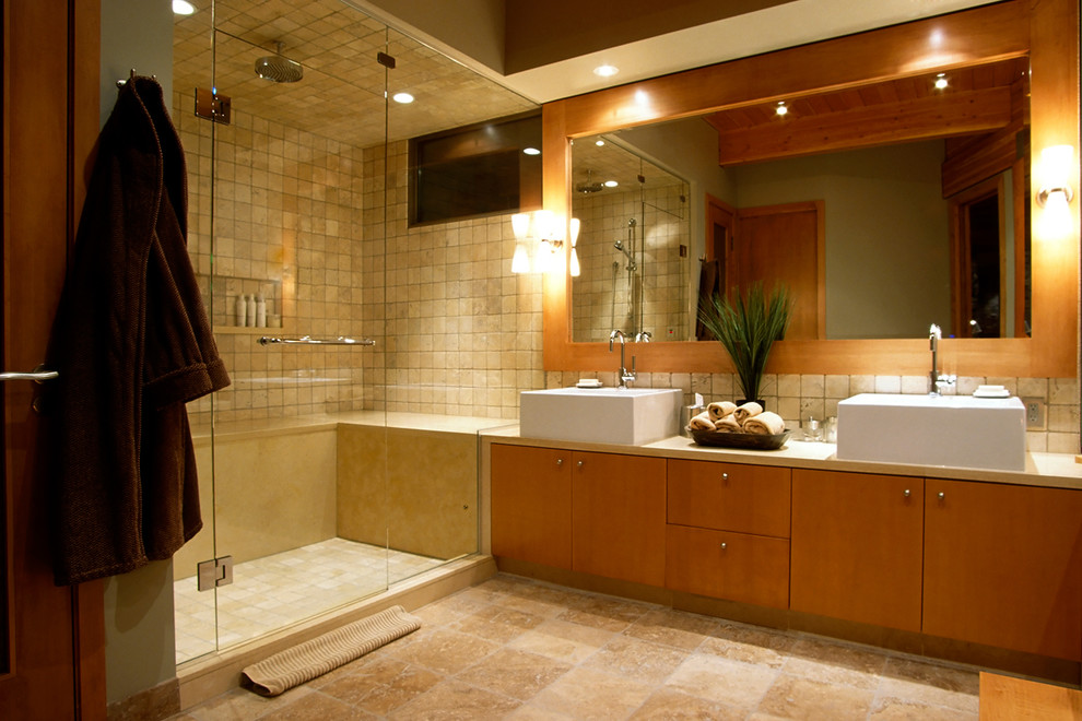 Ejemplo de cuarto de baño principal clásico de tamaño medio con lavabo bajoencimera, bañera encastrada sin remate, baldosas y/o azulejos blancos, baldosas y/o azulejos de piedra y suelo de mármol