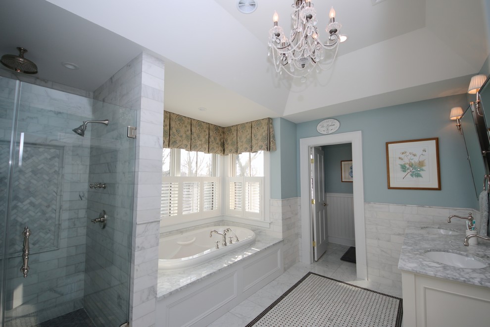 На фото: большая главная ванная комната в классическом стиле с фасадами с декоративным кантом, белыми фасадами, ванной в нише, душем в нише, раздельным унитазом, серой плиткой, каменной плиткой, синими стенами, мраморным полом, врезной раковиной, мраморной столешницей, синим полом и душем с распашными дверями