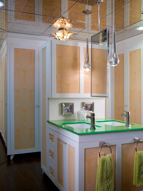 Ejemplo de cuarto de baño contemporáneo con lavabo bajoencimera, armarios estilo shaker, puertas de armario blancas, encimera de vidrio, baldosas y/o azulejos verdes y baldosas y/o azulejos de vidrio