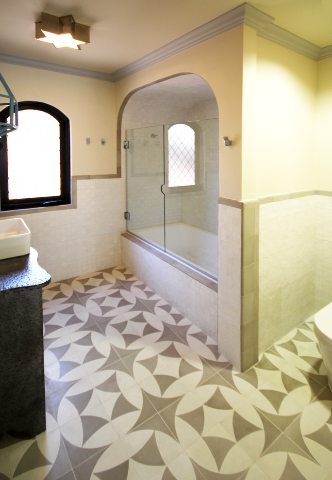 Kleines Modernes Duschbad mit Aufsatzwaschbecken, verzierten Schränken, Zink-Waschbecken/Waschtisch, Einbaubadewanne, Duschbadewanne, weißen Fliesen, weißer Wandfarbe und Keramikboden in Los Angeles