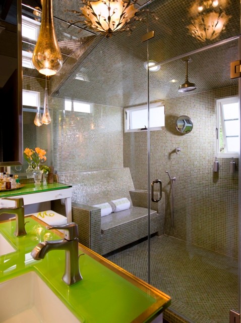 Modern inredning av ett badrum, med ett undermonterad handfat, skåp i shakerstil, vita skåp, bänkskiva i glas, en dubbeldusch och grön kakel