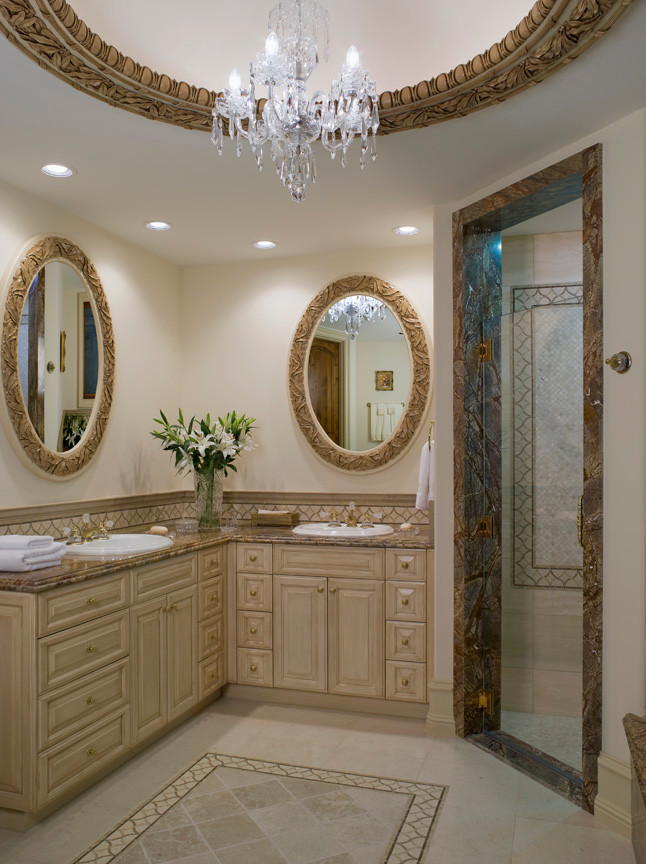 Idéer för ett klassiskt badrum, med ett nedsänkt handfat, luckor med upphöjd panel, beige skåp, marmorbänkskiva, en dusch i en alkov och beige kakel