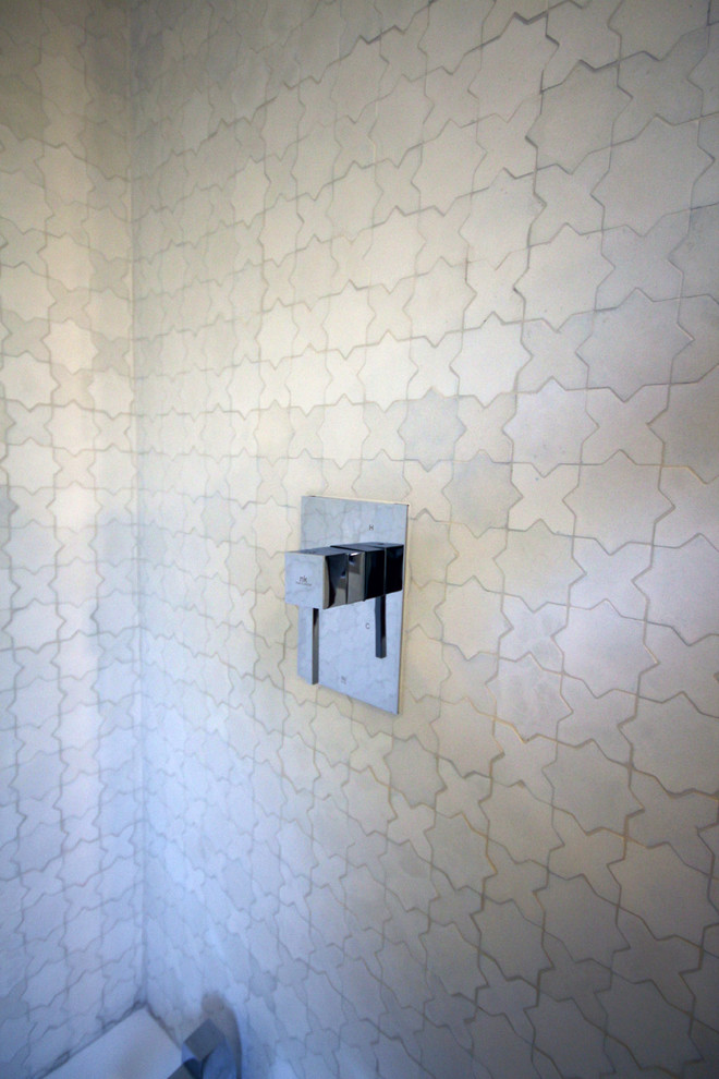 Idéer för ett litet modernt badrum med dusch, med ett fristående handfat, möbel-liknande, bänkskiva i zink, ett platsbyggt badkar, en dusch/badkar-kombination, vit kakel, vita väggar och klinkergolv i keramik