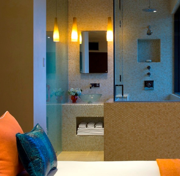 Immagine di una stanza da bagno minimal con lavabo a bacinella, nessun'anta, ante beige, top piastrellato, doccia doppia, piastrelle beige e piastrelle in ceramica
