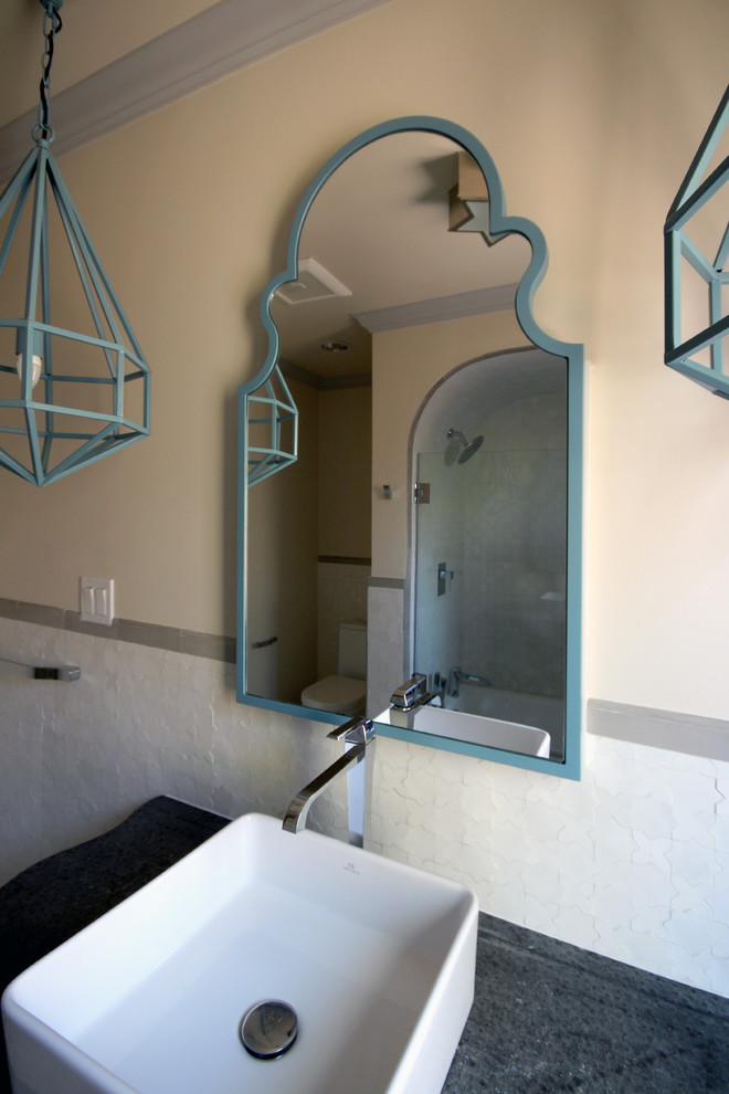 Стильный дизайн: маленькая ванная комната в средиземноморском стиле с настольной раковиной, фасадами островного типа, серыми фасадами, столешницей из цинка, белой плиткой, керамической плиткой, бежевыми стенами и душевой кабиной для на участке и в саду - последний тренд