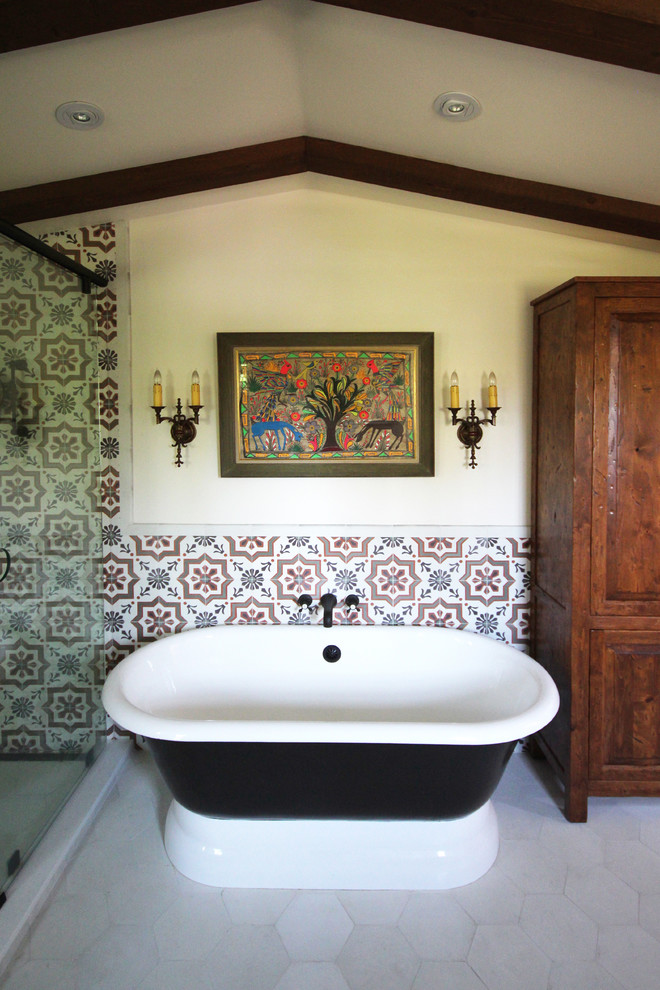 Idéer för mellanstora medelhavsstil en-suite badrum, med möbel-liknande, skåp i mellenmörkt trä, ett fristående badkar, en dusch i en alkov, keramikplattor, beige väggar, klinkergolv i keramik och flerfärgad kakel