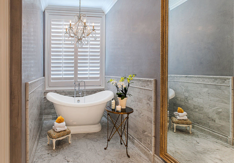 Inspiration för klassiska badrum, med ett fristående badkar, vit kakel och grå väggar