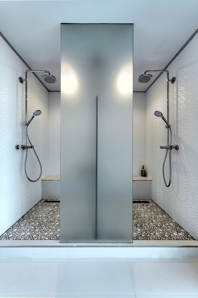 Пример оригинального дизайна: ванная комната в современном стиле с двойным душем, белой плиткой, белым полом, открытым душем и сиденьем для душа