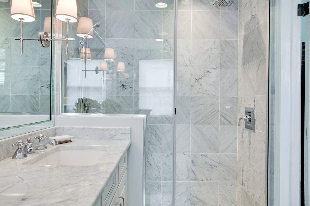 Ejemplo de cuarto de baño moderno de tamaño medio con puertas de armario blancas y baldosas y/o azulejos blancos