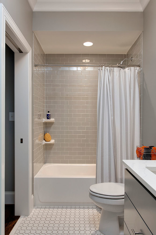 Modelo de cuarto de baño minimalista de tamaño medio con puertas de armario blancas y baldosas y/o azulejos blancos