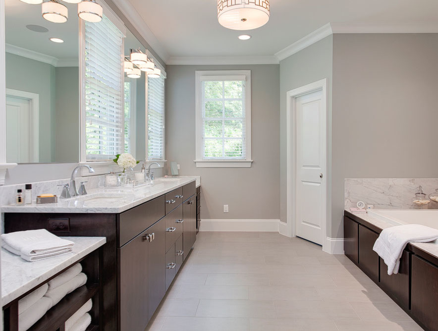 Стильный дизайн: большая главная ванная комната в стиле модернизм с белыми фасадами и белой плиткой - последний тренд