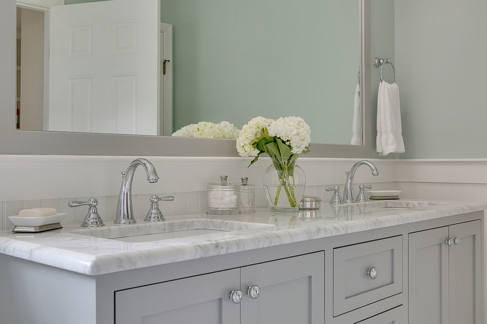 Diseño de cuarto de baño principal tradicional renovado grande con puertas de armario blancas y baldosas y/o azulejos blancos