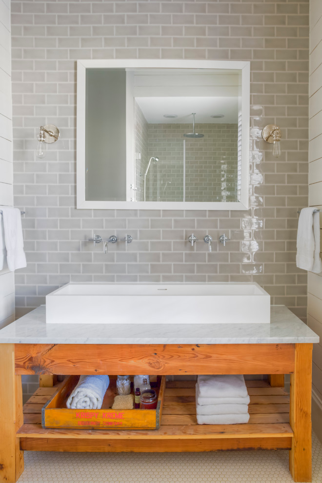 Foto de cuarto de baño principal minimalista pequeño con puertas de armario blancas y baldosas y/o azulejos blancos