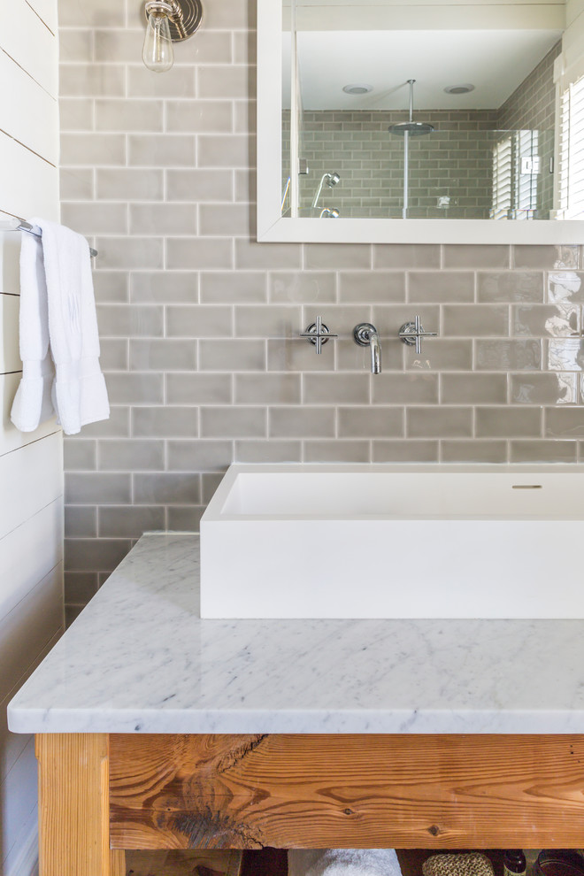 Ejemplo de cuarto de baño principal moderno pequeño con puertas de armario blancas y baldosas y/o azulejos blancos