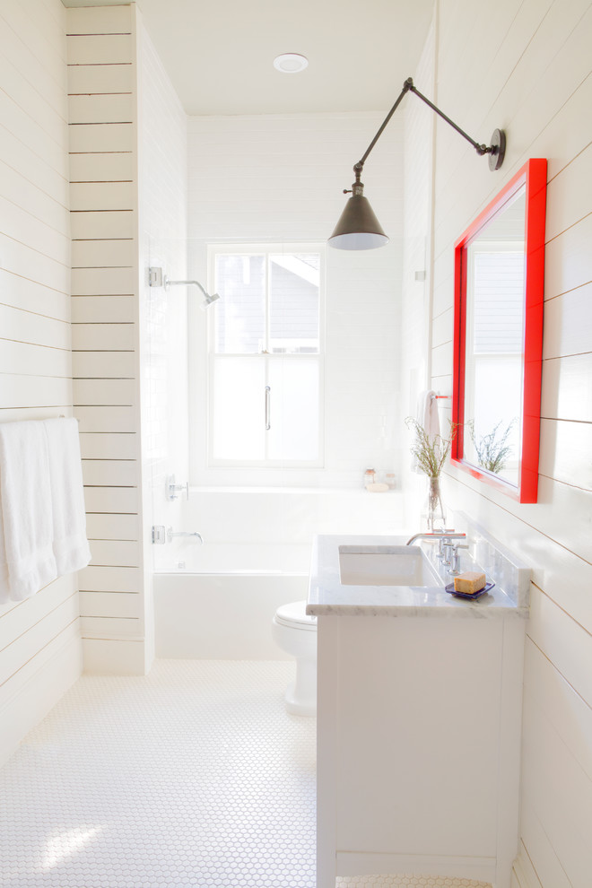 Foto på ett litet funkis badrum, med vita skåp och vit kakel