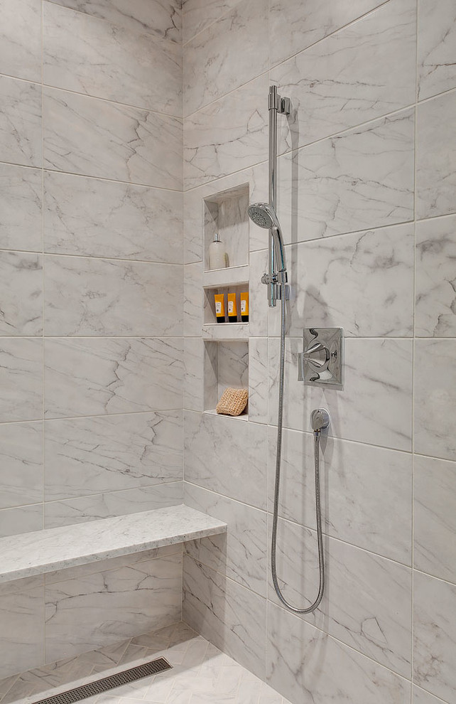 Foto de cuarto de baño principal moderno con puertas de armario blancas y baldosas y/o azulejos blancos