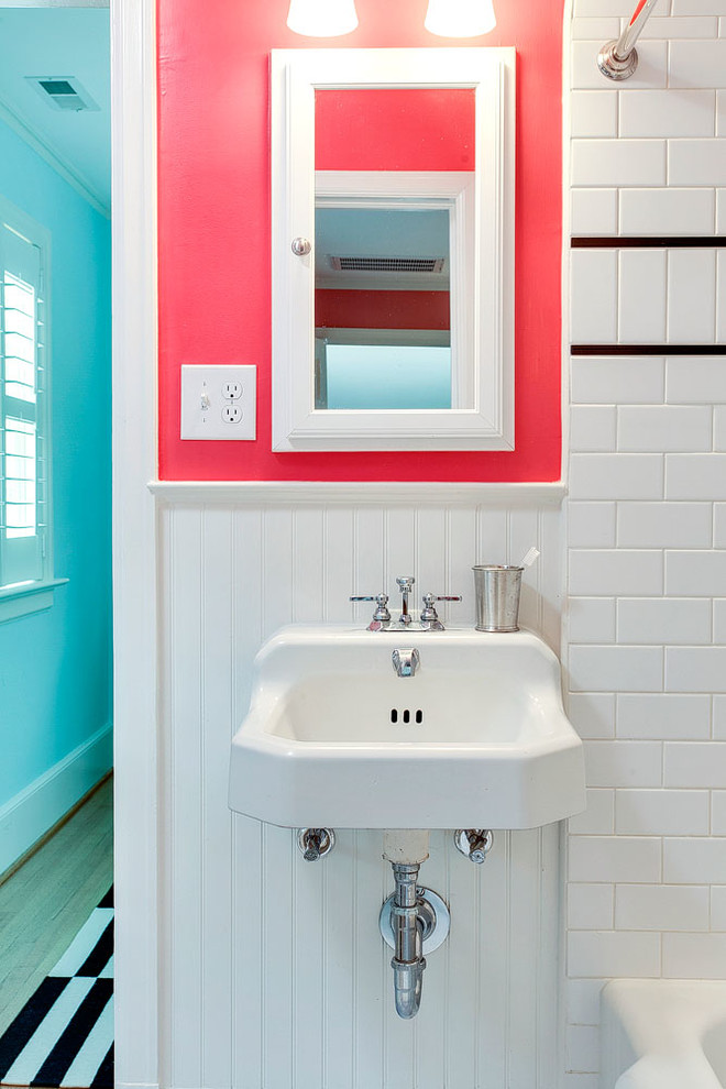 Ispirazione per una stanza da bagno per bambini moderna di medie dimensioni con ante bianche e piastrelle bianche