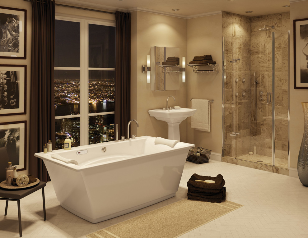Exempel på ett stort klassiskt en-suite badrum, med ett piedestal handfat, ett fristående badkar, en dusch i en alkov, beige kakel, stenkakel, beige väggar och klinkergolv i porslin