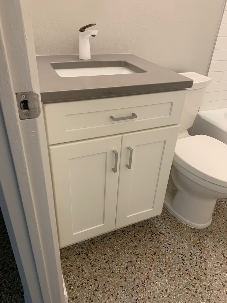 Idée de décoration pour une petite salle de bain principale minimaliste avec un placard à porte shaker, des portes de placard blanches et un plan de toilette en quartz.