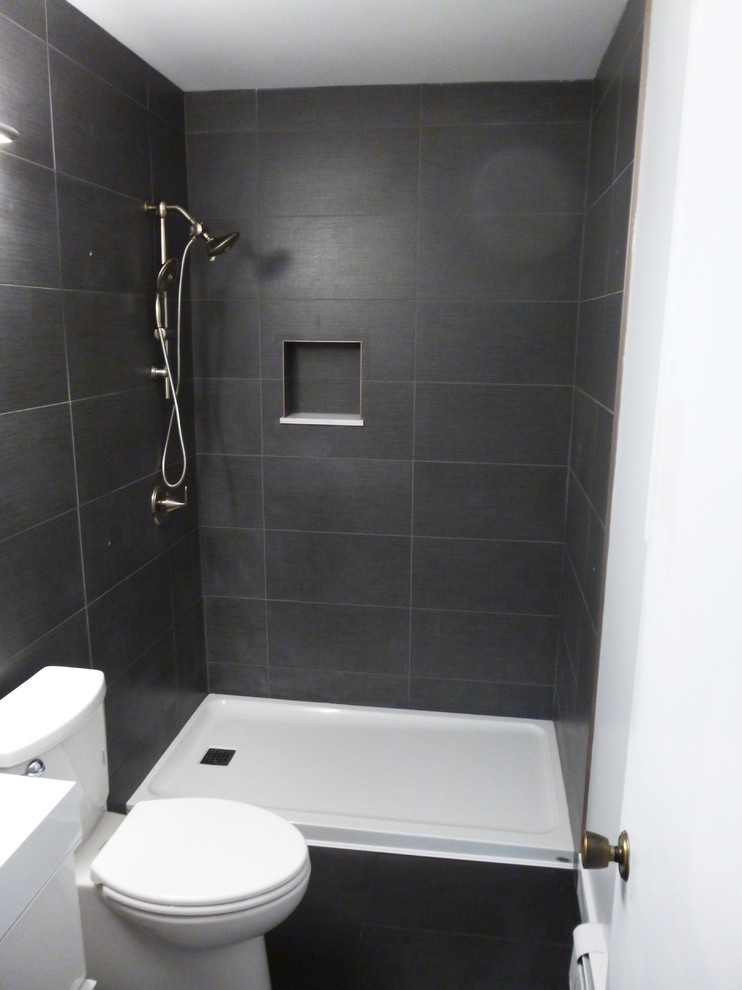 Kleines Modernes Badezimmer mit integriertem Waschbecken, flächenbündigen Schrankfronten, weißen Schränken, Duschnische, Toilette mit Aufsatzspülkasten, grauen Fliesen, Porzellanfliesen, weißer Wandfarbe und Porzellan-Bodenfliesen in Sonstige