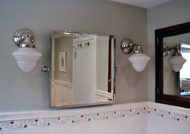 Пример оригинального дизайна: ванная комната в классическом стиле с белой плиткой, керамической плиткой и серыми стенами
