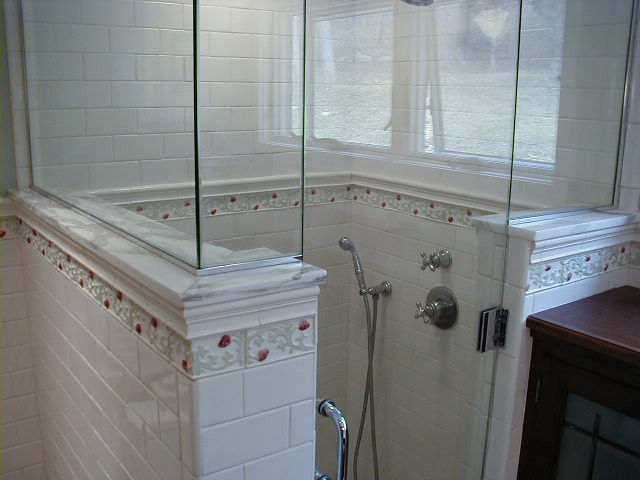 Immagine di una stanza da bagno padronale chic con ante a filo, ante in legno bruno, top in marmo, doccia ad angolo, piastrelle bianche, piastrelle in ceramica e pareti bianche