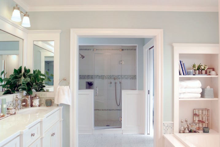 Immagine di una stanza da bagno padronale tradizionale con lavabo sottopiano, ante in stile shaker, ante bianche, vasca da incasso, doccia alcova, piastrelle grigie, piastrelle in ceramica, pareti blu e pavimento in marmo