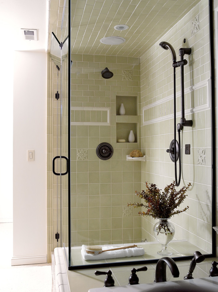 Klassisches Badezimmer mit Eckdusche und grünen Fliesen in Minneapolis