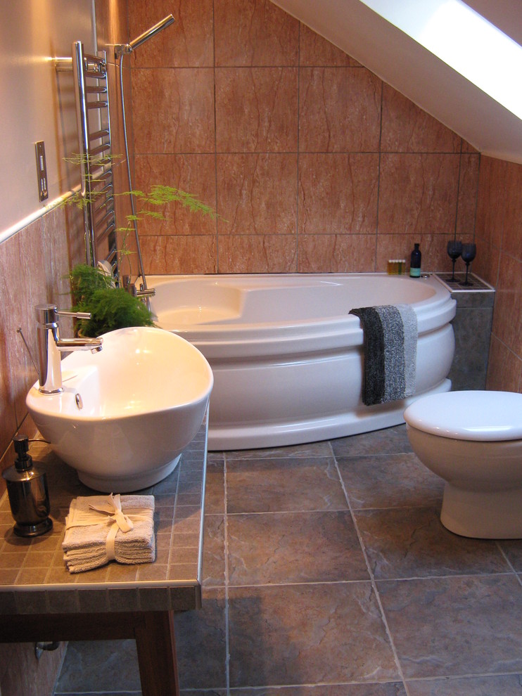 На фото: ванная комната в классическом стиле с столешницей из плитки, настольной раковиной и угловой ванной с
