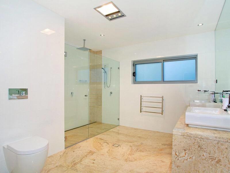 Modelo de cuarto de baño actual con encimera de mármol, baldosas y/o azulejos beige, baldosas y/o azulejos de piedra y suelo de mármol