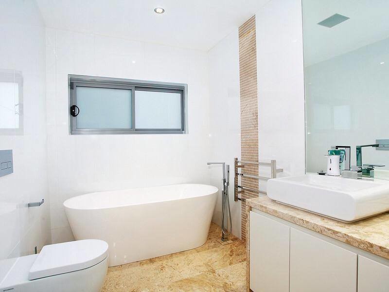 Esempio di una stanza da bagno minimal con top in marmo, piastrelle beige, piastrelle in pietra e pavimento in marmo
