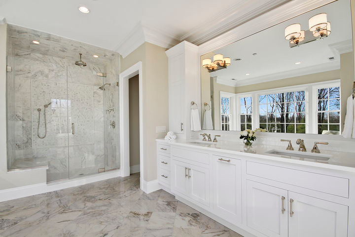 Inspiration för mycket stora moderna badrum, med ett undermonterad handfat, luckor med infälld panel, vita skåp, bänkskiva i glas, en toalettstol med separat cisternkåpa, flerfärgad kakel, stenkakel, beige väggar och marmorgolv