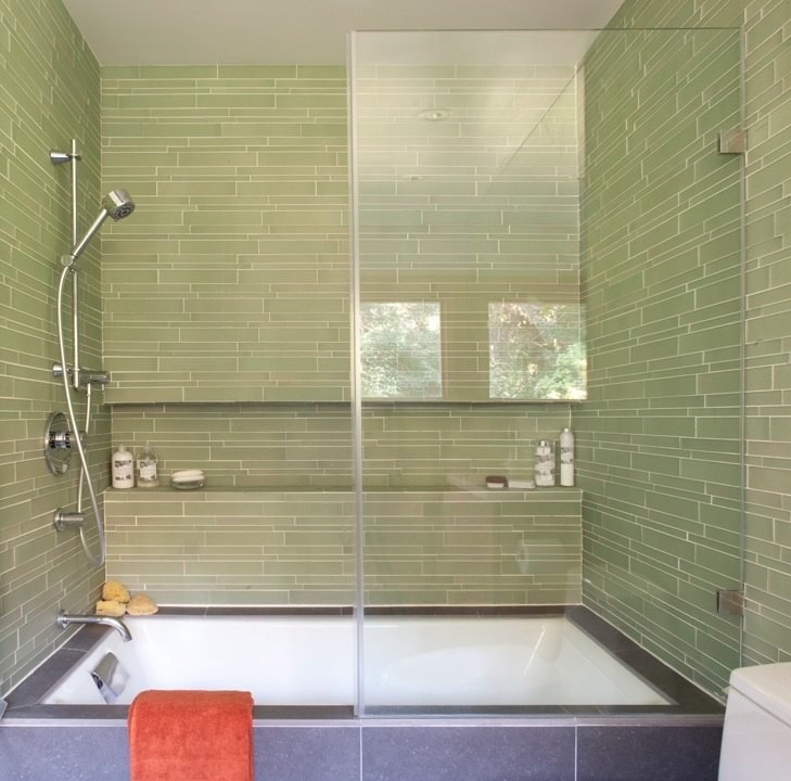 Diseño de cuarto de baño minimalista con bañera encastrada sin remate, combinación de ducha y bañera, baldosas y/o azulejos verdes, paredes verdes y ducha con puerta con bisagras